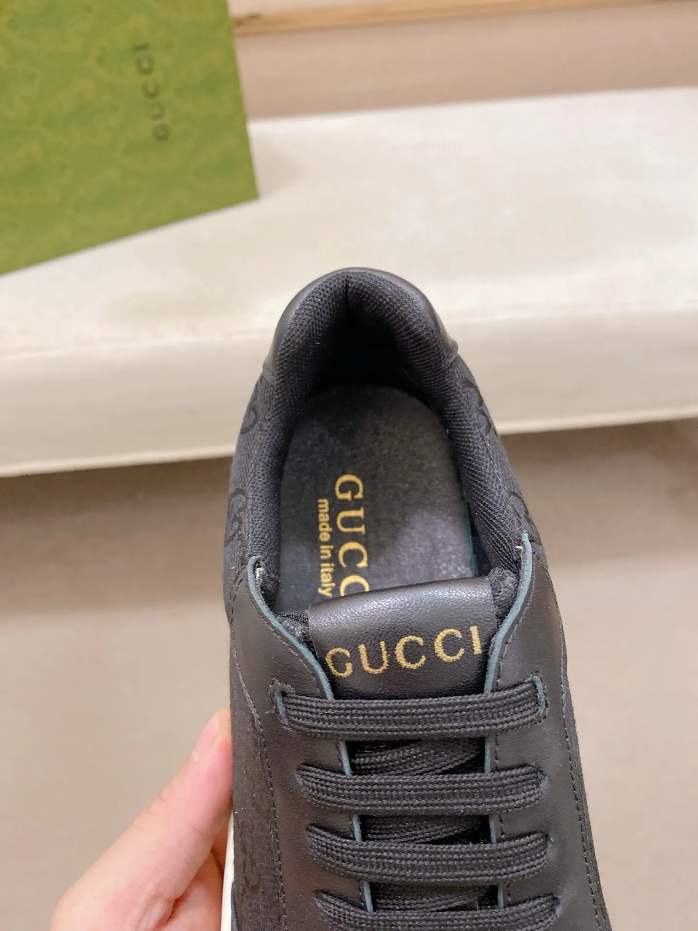 Men's shoes💰 440💰The new GUCCI (Gucci) counters are launched simultaneously. The new men's shoes, 😘fabrics are selected from imported cowhide, and the lining is sheepskin lining. 👍🏿 High-end ☄️ air-cushion molded anti-slip rubber outsole, exquisite lines, simple and elegant, comfortable and high-end for leisure travel. Code number: 38 to 44 (45 can be customized and cannot be returned or exchanged)